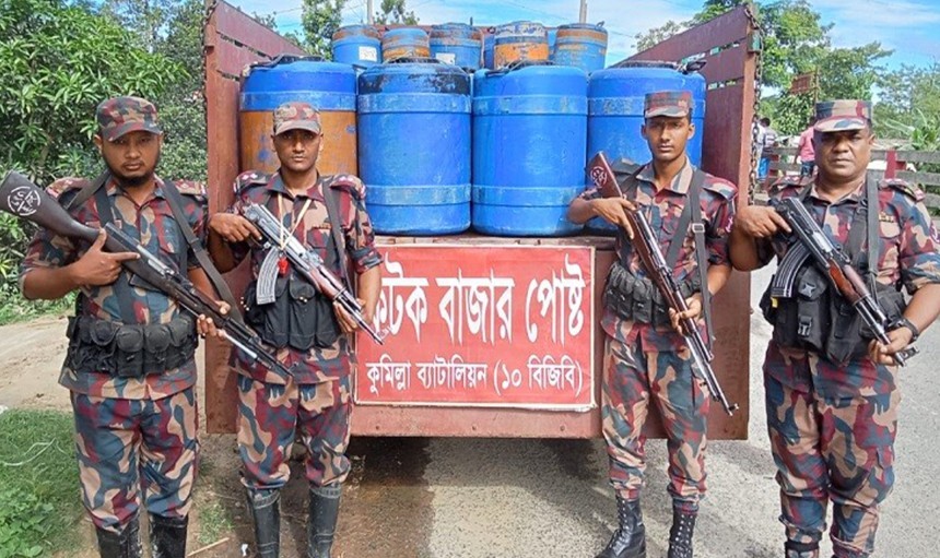 কুমিল্লায় অবৈধ ভারতীয় চিংড়ির রেনুসহ ট্রাক জব্দ